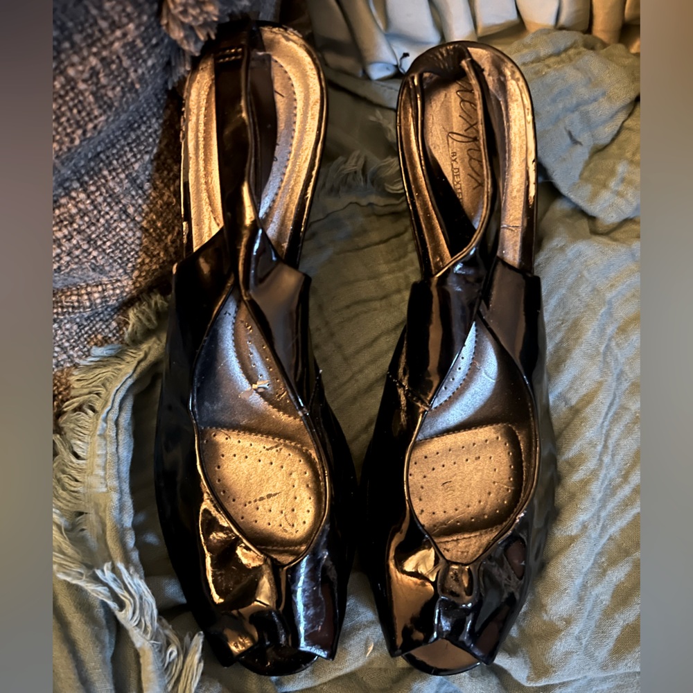 Black patent open-toe wedges sz8 Dexflex by Payless